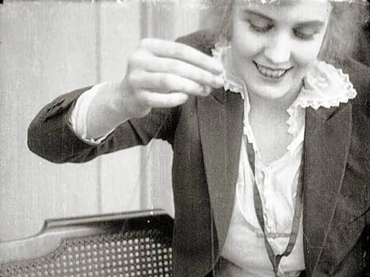 Edna Purviance en charlot-heroe-del-patin