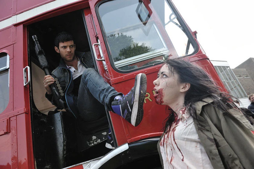 Harry Treadaway en Invasión Zombie