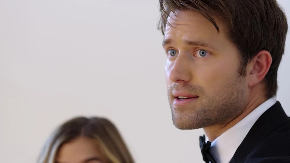 Nathan Kehn en una-asesina-en-mi-boda