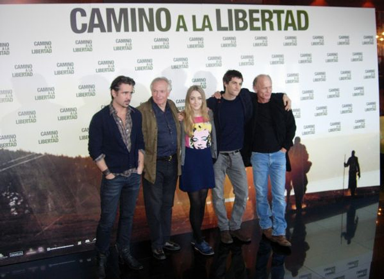 Ed Harris, Peter Weir, Colin Farrell [I], Jim Sturgess y Saoirse Ronan en Camino a la Libertad (Photocall en Madrid. Diciembre 2010)