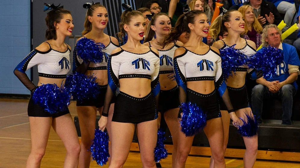 Alexandra Beaton, Joelle Farrow, Brittany Clough, Emily Clarke y Keara Graves en Sueños Rotos