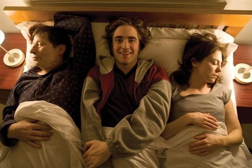 Rebecca Pidgeon, Robert Pattinson y Michael Irving en how-to-be