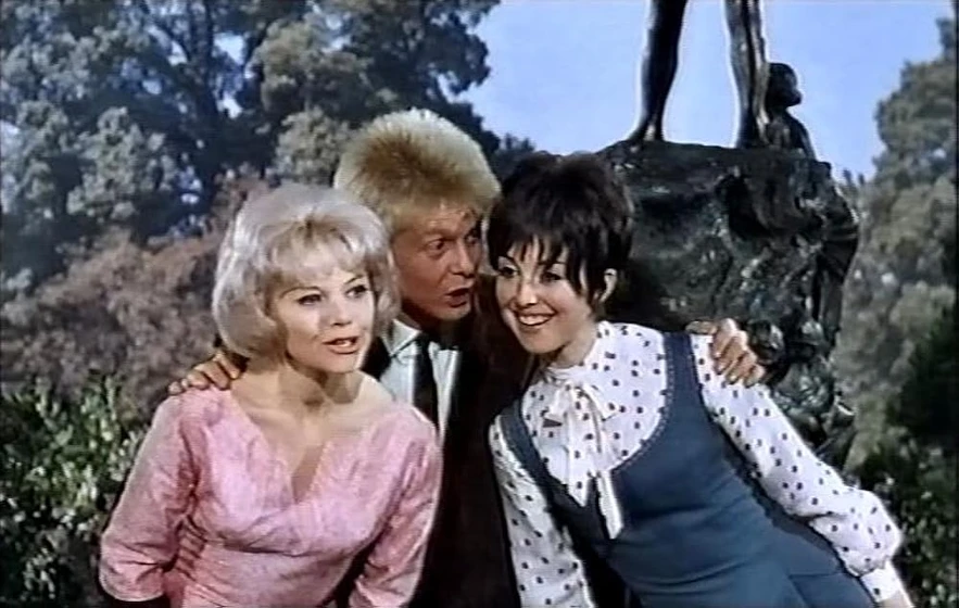 Sophie Hardy, Una Stubbs y Joe Brown en tres-sombreros-para-lisa