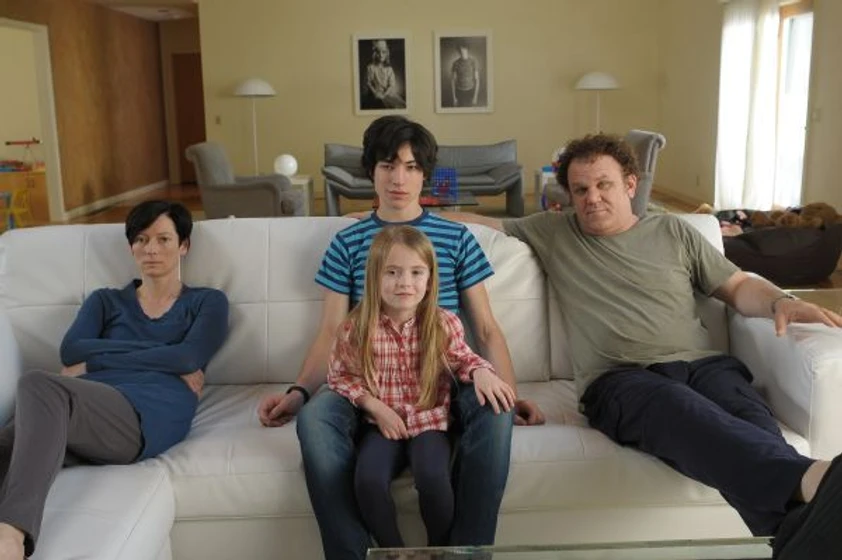 John C. Reilly, Tilda Swinton, Ezra Miller y Ashley Gerasimovich en tenemos-que-hablar-de-kevin