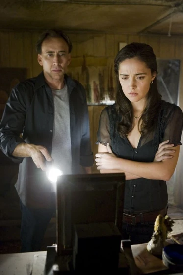 Nicolas Cage y Alice Braga en senales-del-futuro