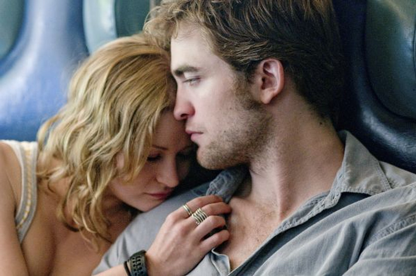 Robert Pattinson y Emilie de Ravin en Recuérdame