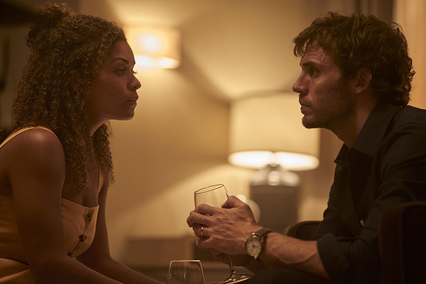 Sam Claflin y Antonia Thomas en El Hombre del Saco