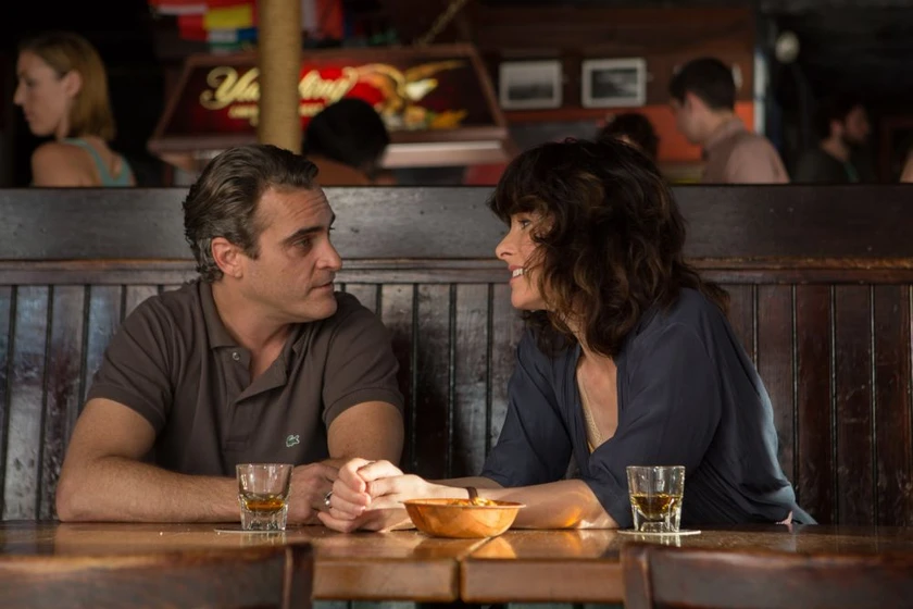 Joaquin Phoenix y Parker Posey en irrational-man