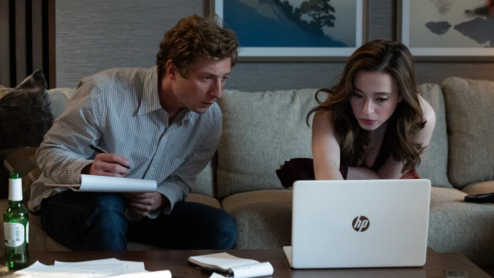 Jeremy Allen White y Mikey Madison en el-precio-de-la-red