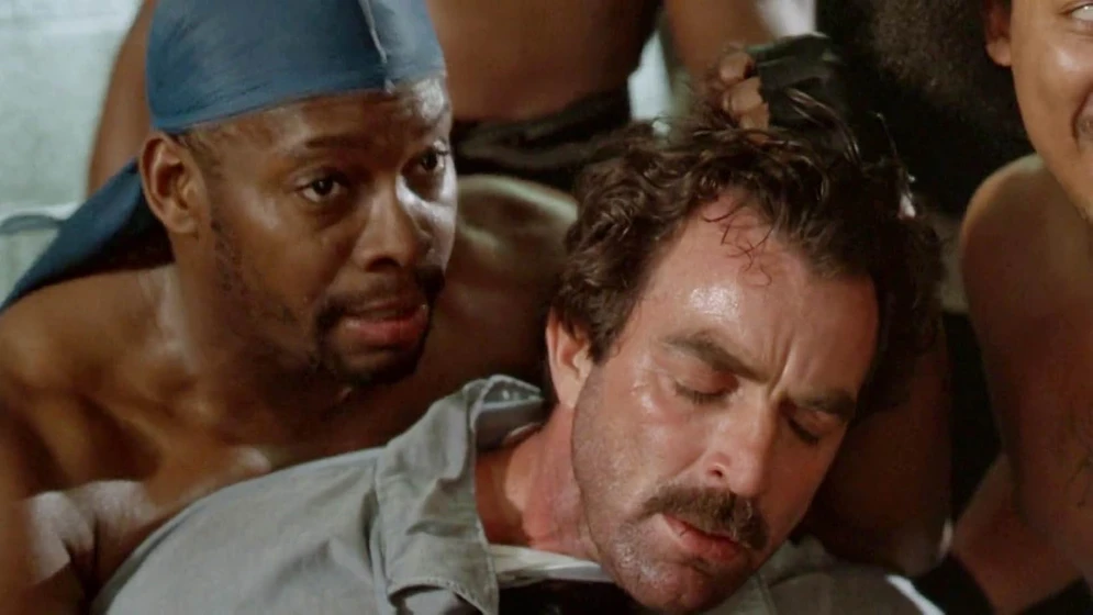 Bruce A. Young y Tom Selleck en un-hombre-inocente