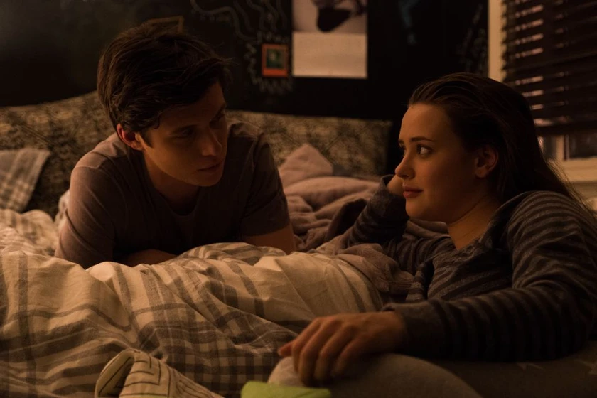Nick Robinson y Katherine Langford en con-amor-simon
