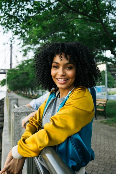 Yara Shahidi en el-sol-tambien-es-una-estrella