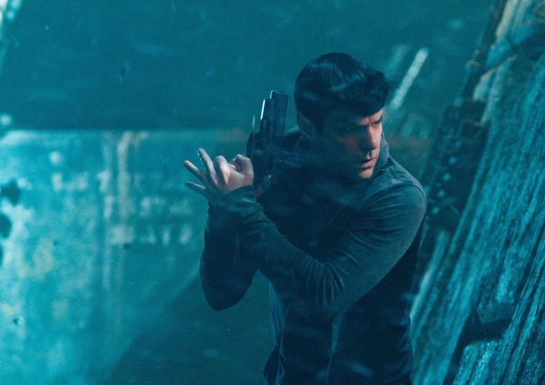 Zachary Quinto en Star Trek. En la oscuridad