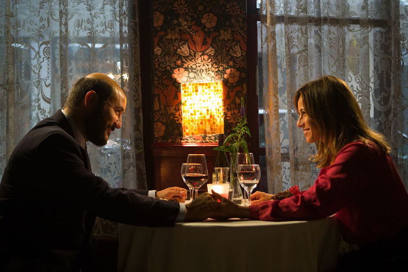 Marta Etura y Carlos Santos en El Hombre de las Mil Caras
