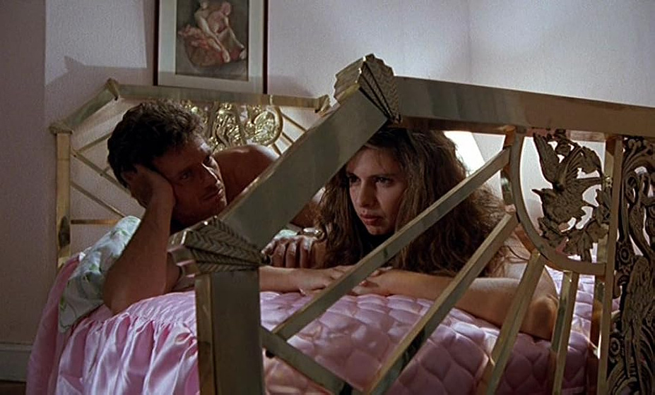 Steve Bond y Debora Caprioglio en espiando-a-marina