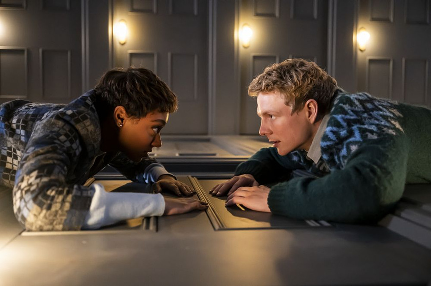 Patrick Gibson y Sophie Wilde en La Puerta Mágica
