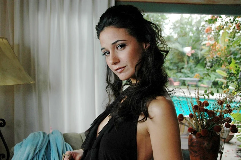 Emmanuelle Chriqui en elektra-luxx