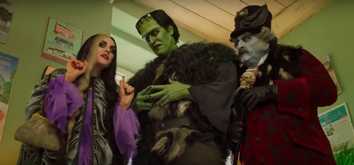 Sheri Moon Zombie, Sylvester McCoy y Jeff Daniel Phillips en la-familia-monster