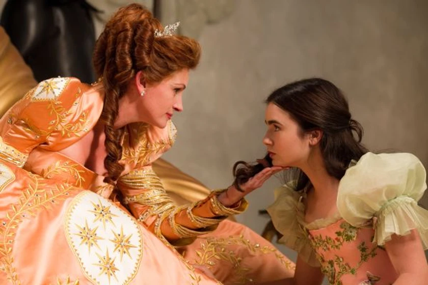 Julia Roberts y Lily Collins en Blancanieves (Mirror, Mirror)