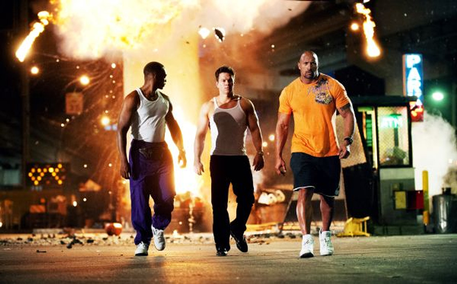 Mark Wahlberg, Dwayne Johnson y Anthony Mackie en Dolor y Dinero