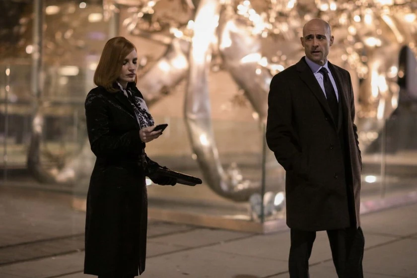 Mark Strong y Jessica Chastain en el-caso-sloane