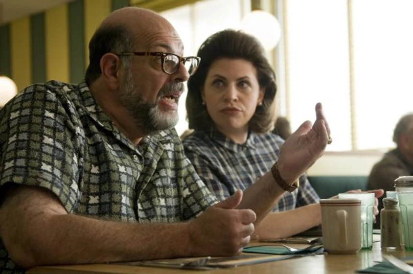 Fred Melamed y Sari Lennick en un-tipo-serio