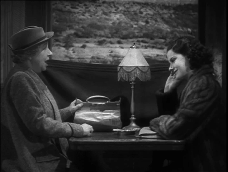 Dame May Whitty y Margaret Lockwood en alarma-en-el-expreso
