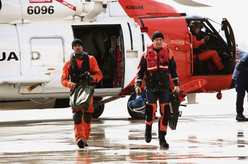 Kevin Costner y Omari Hardwick en Guardianes de Altamar