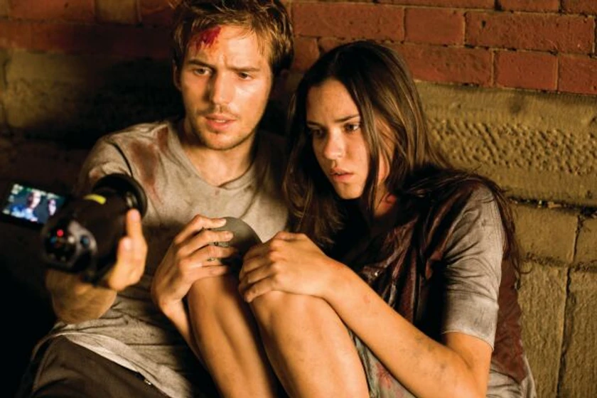 Michael Stahl-David y Odette Yustman en monstruoso