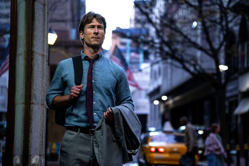Glen Powell en jugada-maestra