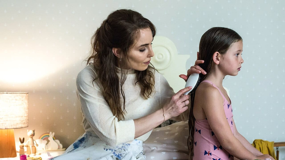 Noomi Rapace y Annika Whiteley en Desaparecida (Angel of Mine)