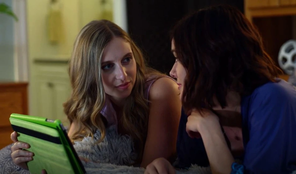 Chelsea Hobbs y Corina Bizim en un-desconocido-en-tu-casa