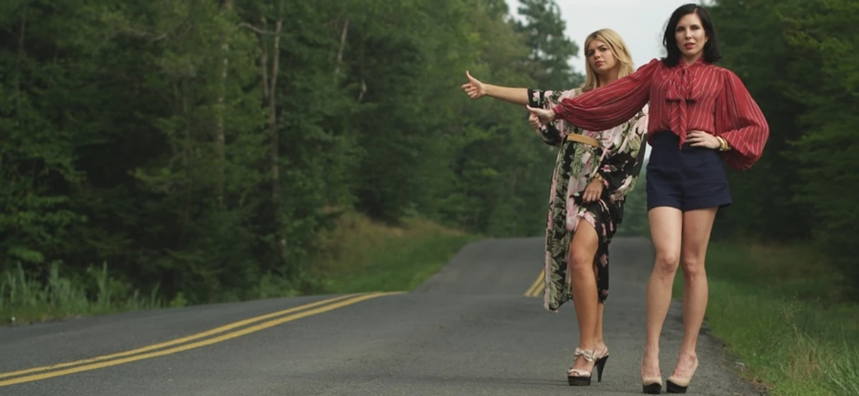 Casey Wilson y June Diane Raphael en ass-backwards