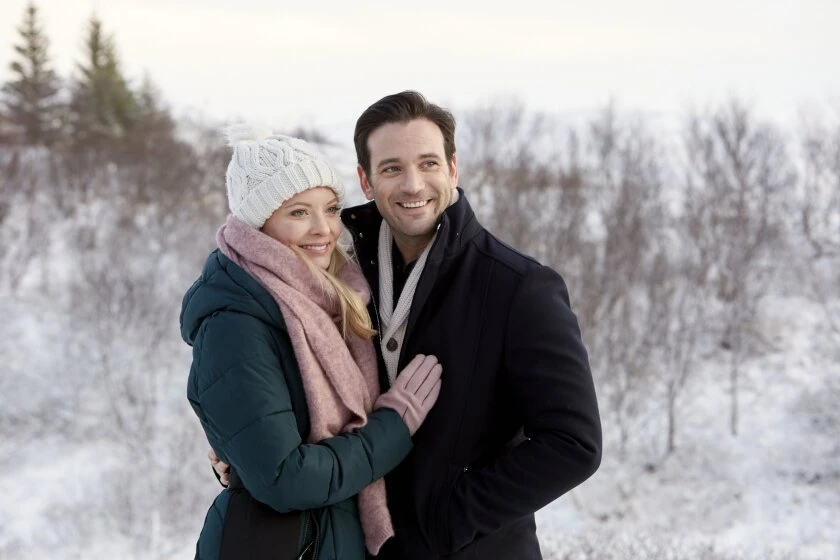 Kaitlin Doubleday y Colin Donnell en amor-en-islandia