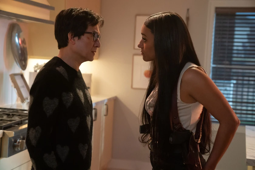 Jonathan Ke Quan y Ariana DeBose en este-amor-si-que-duele