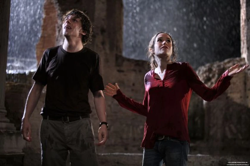 Elliot Page y Jesse Eisenberg en a-roma-con-amor