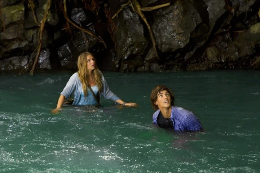Indiana Evans y Brenton Thwaites en El Lago Azul. El Despertar