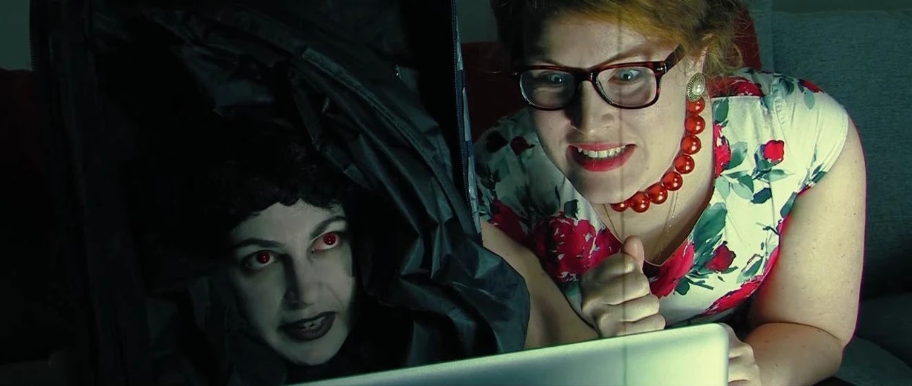 Sanna Wallin y Elin Hallberg en housewife-alien-vs-gay-zombie
