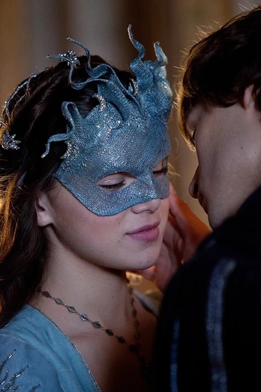 Hailee Steinfeld y Douglas Booth en romeo-and-juliet