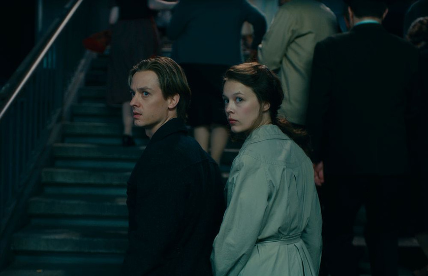 Tom Schilling y Paula Beer en La Sombra del Pasado