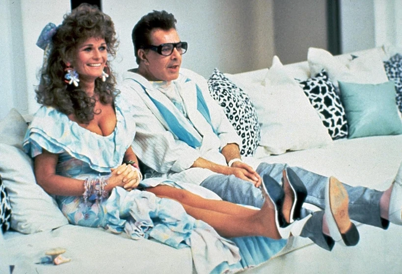 Valerie Perrine y Dick Shawn en su-excelencia-la-criada