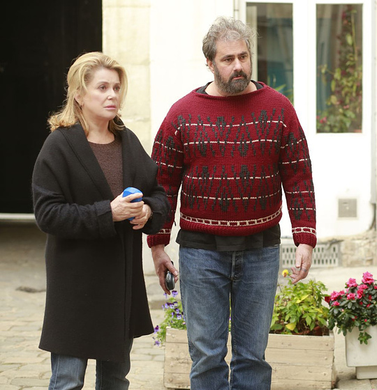 Catherine Deneuve y Gustave de Kervern en En un patio de Paris