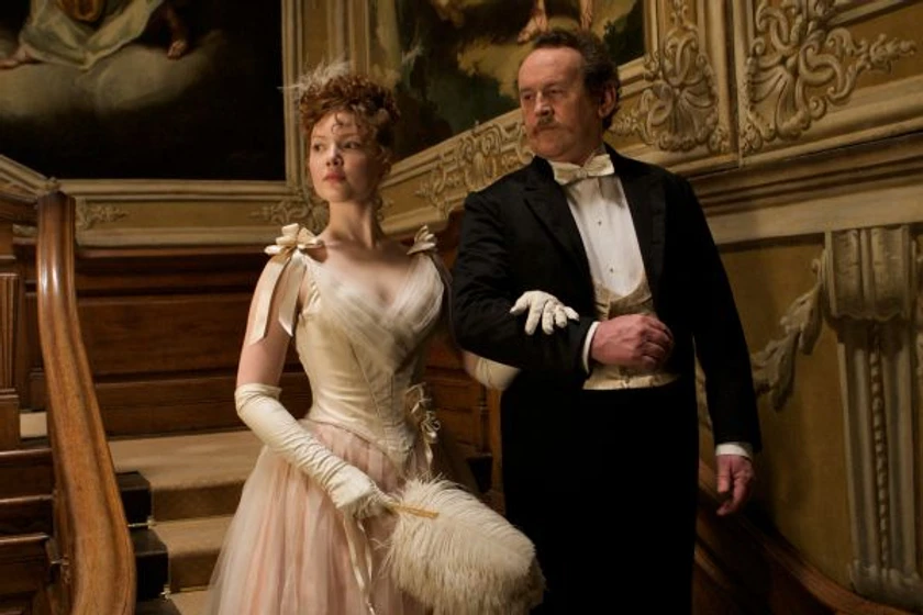 Colm Meaney y Holliday Grainger en bel-ami-historia-de-un-seductor