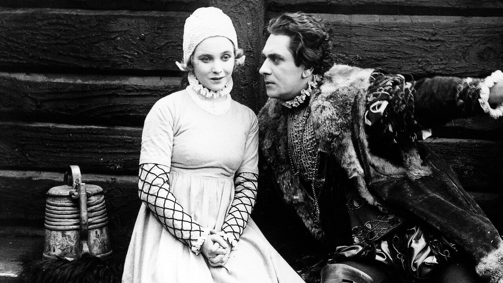 Richard Lund y Mary Johnson en El Tesoro de Arne