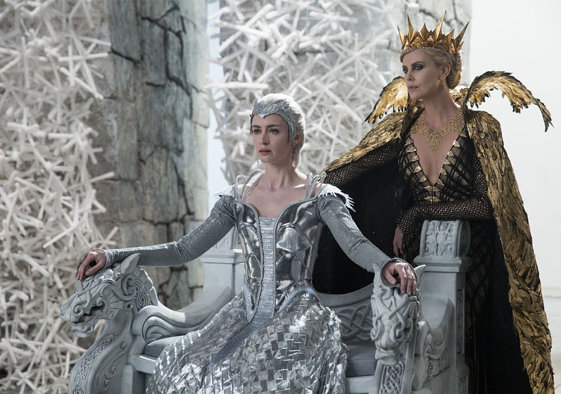 Charlize Theron y Emily Blunt en El Cazador y la reina del hielo