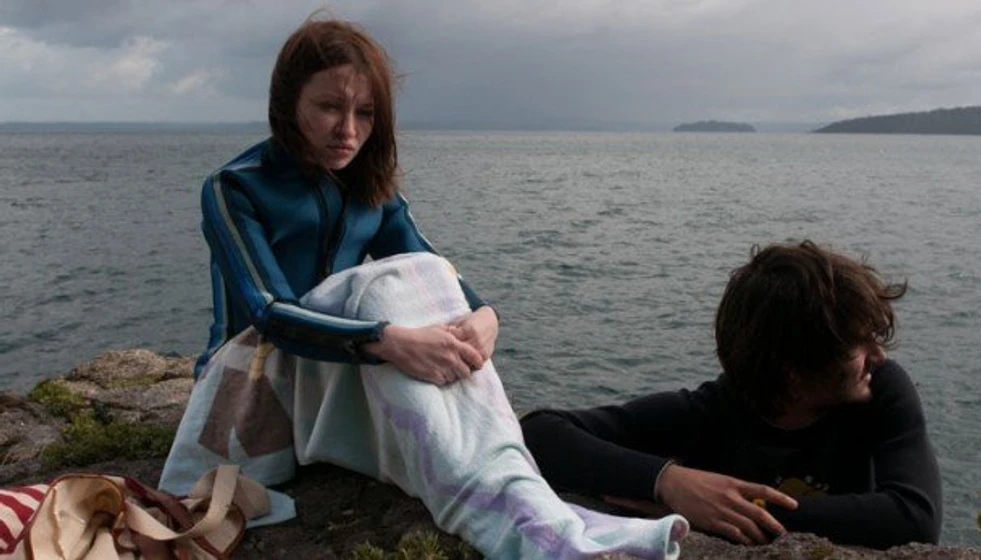 Emily Browning y Agustín Silva en Magic Magic