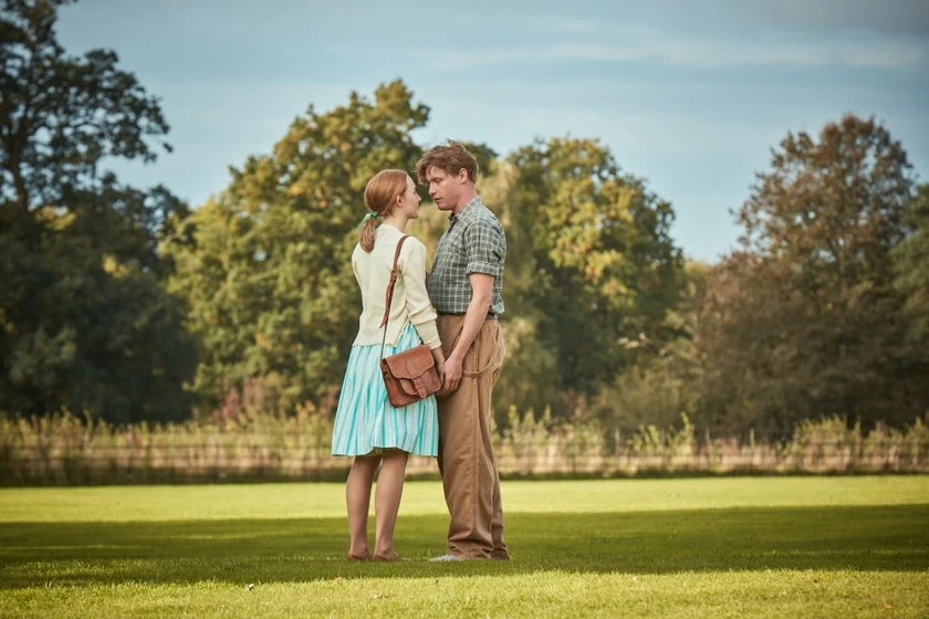 Saoirse Ronan y Billy Howle en en-la-playa-de-chesil