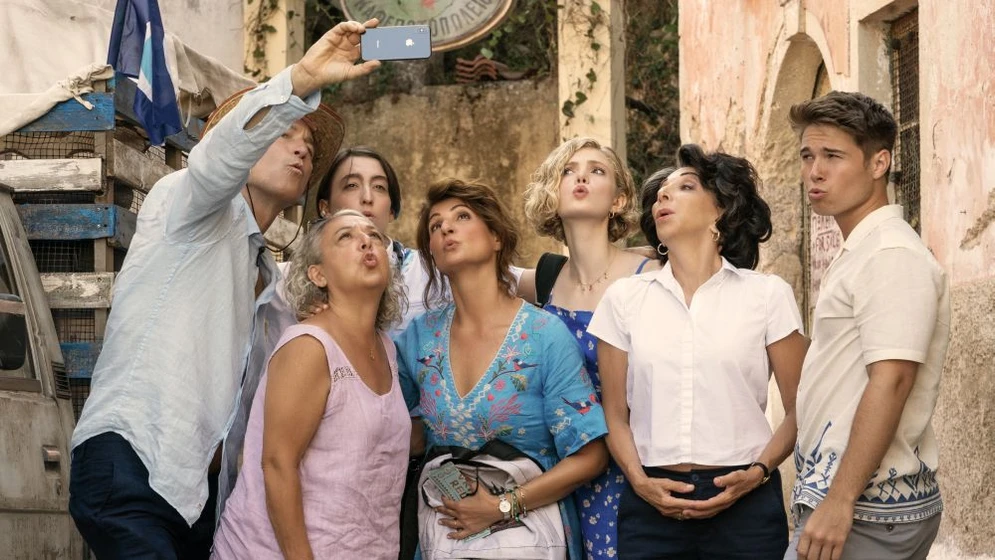 Nia Vardalos, John Corbett, Andrea Martin, Elena Kampouris, Mandylor Louis y Elias Kacavas en mi-gran-boda-griega-3