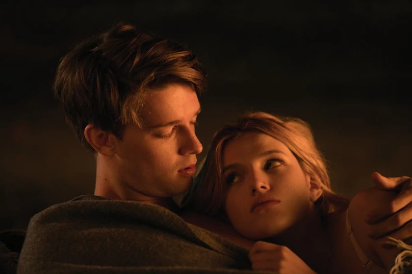 Bella Thorne y Patrick Schwarzenegger en amor-a-medianoche