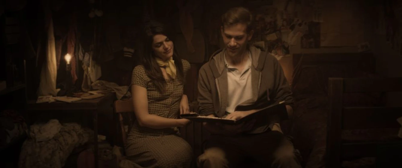 Tate Ellington y Callie Hernandez en el-infinito